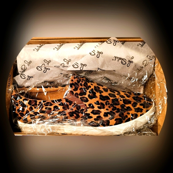 ***NIB LE SHEELAH SZ 10 GORGEOUS LEPPARD SLIP ON SNEAKERSNIB LE SHEELAH SZ 10*** - Picture 2 of 5
